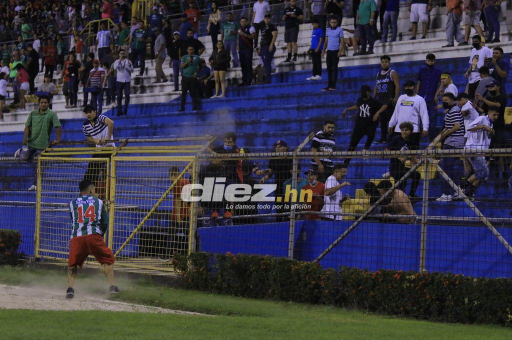 Las imágenes del caos en el Olímpico: Piedras, tres jugadores de Marathón se pusieron en riesgo ¿Y quién comenzó todo?