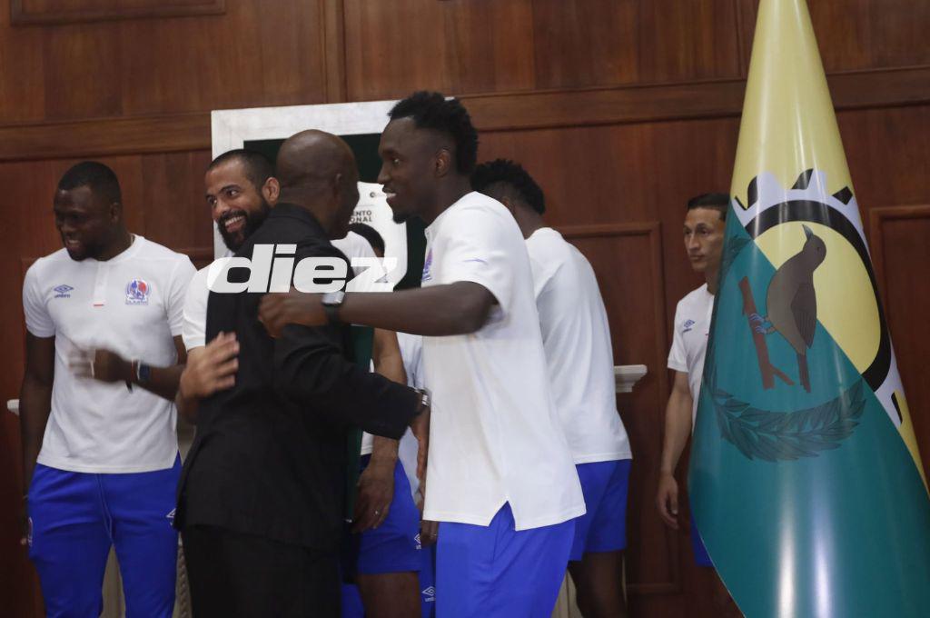 Así fue el homenaje a David Suazo en San Pedro Sula: firma de un libro histórico y llegaron los jugadores del Olimpia