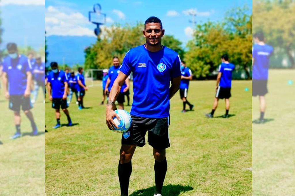 Carlo Costly se comienza a preparar para ser director técnico. “El que vive para servir, sirve para vivir”