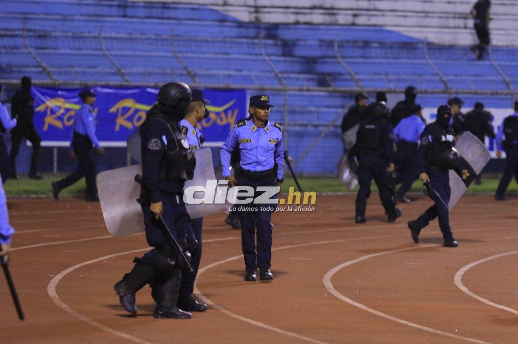 Las imágenes del caos en el Olímpico: Piedras, tres jugadores de Marathón se pusieron en riesgo ¿Y quién comenzó todo?