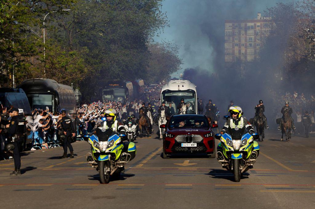 ¡Así se recibe al Rey de Europa! La espectacular llegada del Real Madrid al Bernabéu para enfrentar al City en Champions
