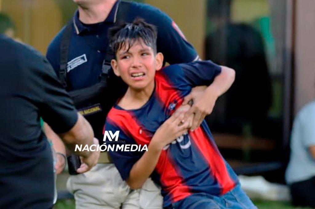 Le dispararon en toda la espalda: así fue el terrible incidente entre la barra y policías en el clásico Olimpia vs Cerro Porteño