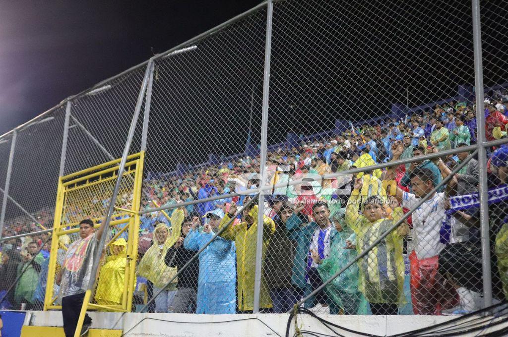 ¡Espectacular! Llenazo en el estadio Morazán por el Honduras-México pese a la lluvia y Rambo de León, presente