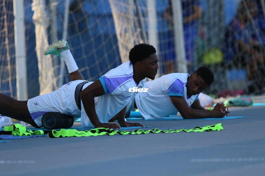 Engramillado, temperatura y rodeado de sus figuras: el entreno de Haití en el estadio Ergilio Hato de Curazao