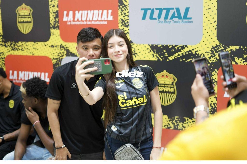 ¡Rodeado de sus leyendas! Real España presentó su nueva indumentaria y celebró a lo grande su aniversario con su afición