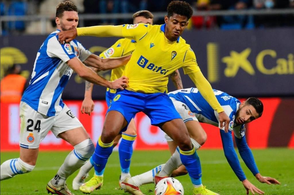 En un cierre drámatico, el Cádiz deja escapar la victoria ante Espayol en el 90+6’ en el regreso del Choco Lozano