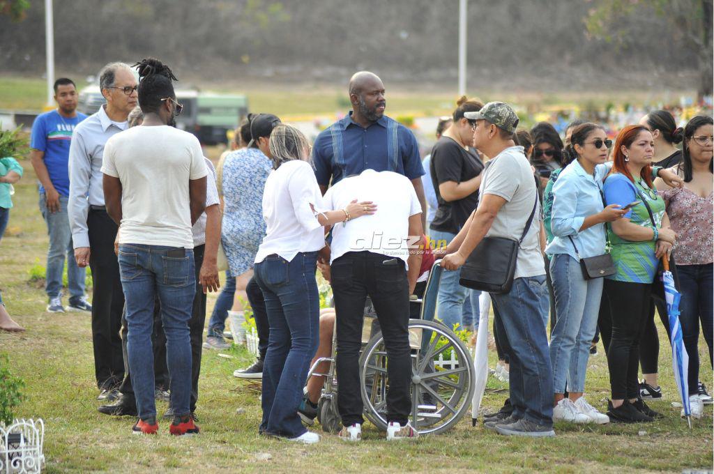 Desgarrador adiós: Rubén Matamoros llegó en silla de ruedas a enterrar a su hijo de 12 años y así recibió el respaldo