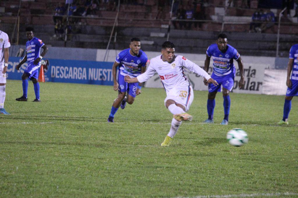 NO SE VIO EN TV: Los estadios estuvieron adornados con mujeres hermosas, la expulsión de Vargas y la celebración de Pedro Báez