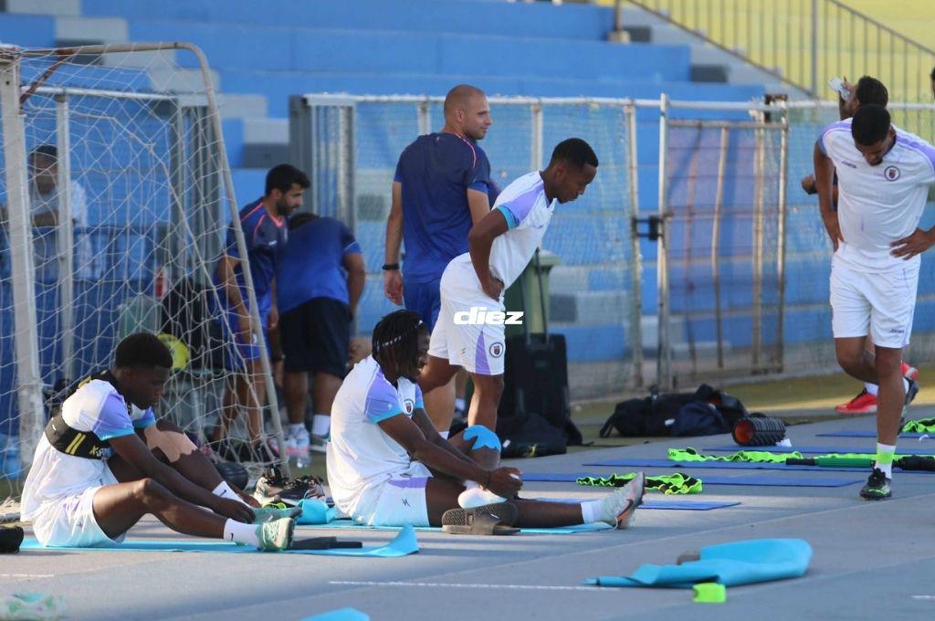 Engramillado, temperatura y rodeado de sus figuras: el entreno de Haití en el estadio Ergilio Hato de Curazao