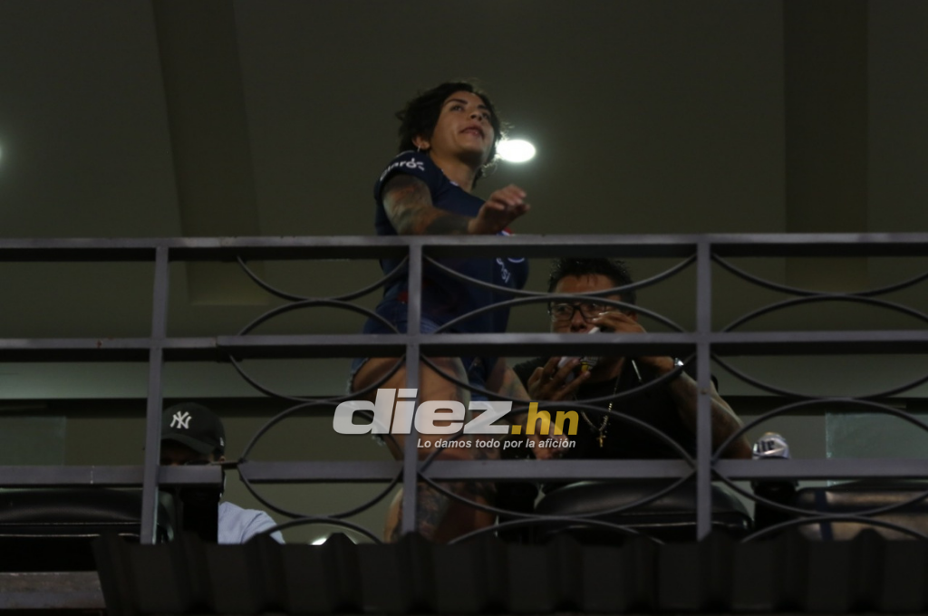 FOTOS: La tristeza de Diego Vázquez rumbo al camerino, las agresiones a jugadores chapines y la chica motagüense que hizo explotar el palco