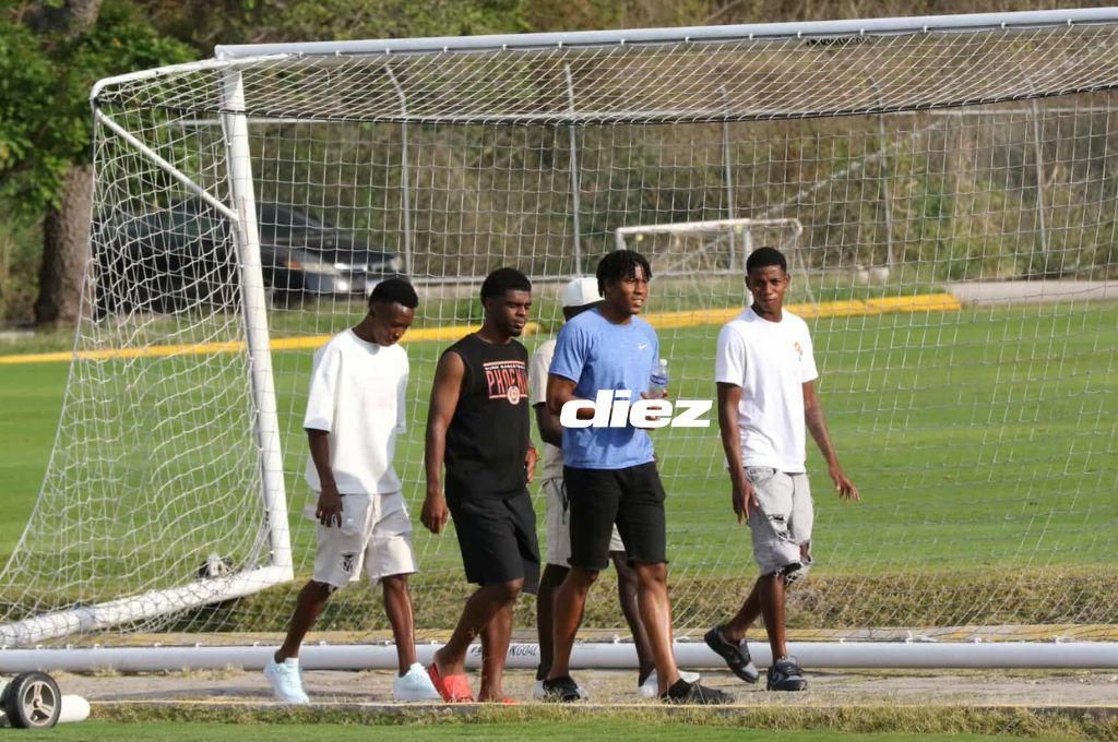 Olimpia doblega a Motagua, futbolista llega resguardado y la bella chica que engalanó el clásico