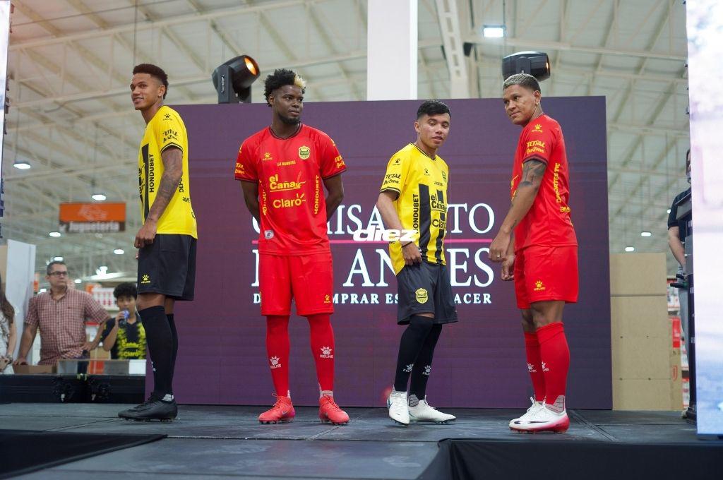 ¡Rodeado de sus leyendas! Real España presentó su nueva indumentaria y celebró a lo grande su aniversario con su afición