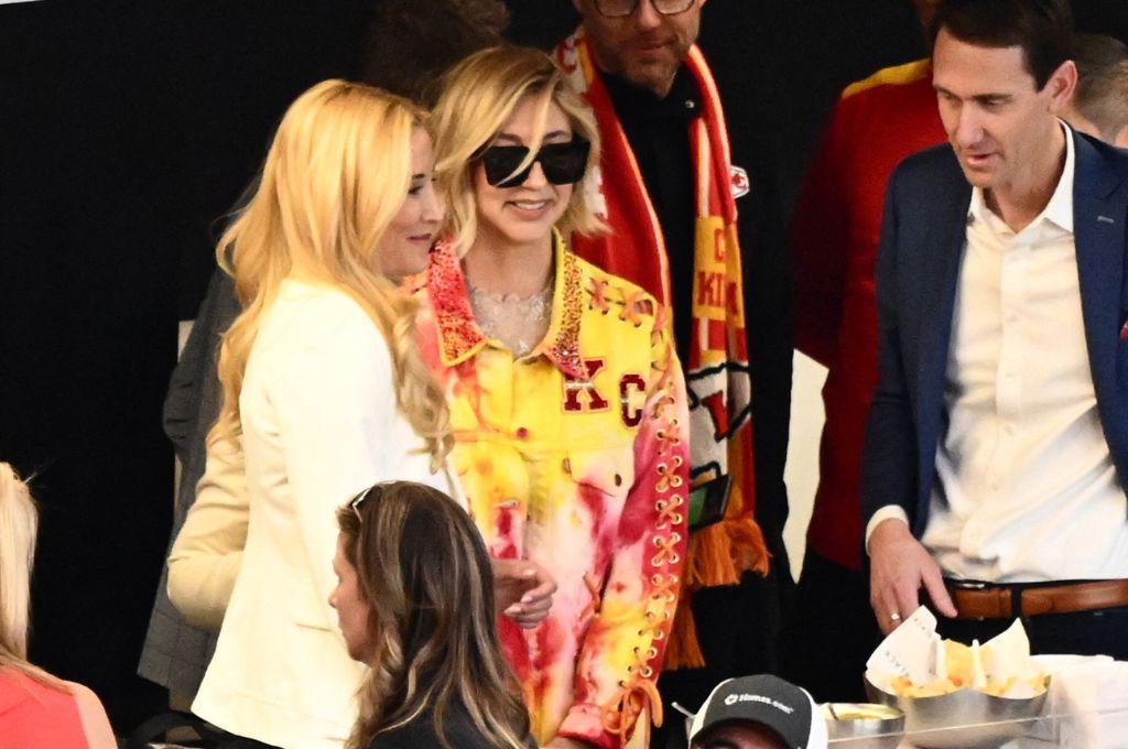 Super Bowl Chiefs-49ers: Taylor Swift se roba las miradas en graderías, besos y grandes estrellas de invitados