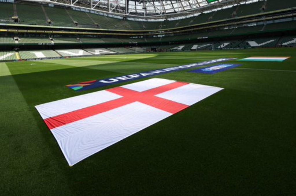 No cantó el himno de la Selección Inglaterra y piden que se vaya del equipo: “Es una traición, no está capacitado”