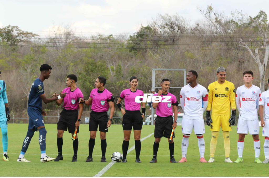 Olimpia doblega a Motagua, futbolista llega resguardado y la bella chica que engalanó el clásico
