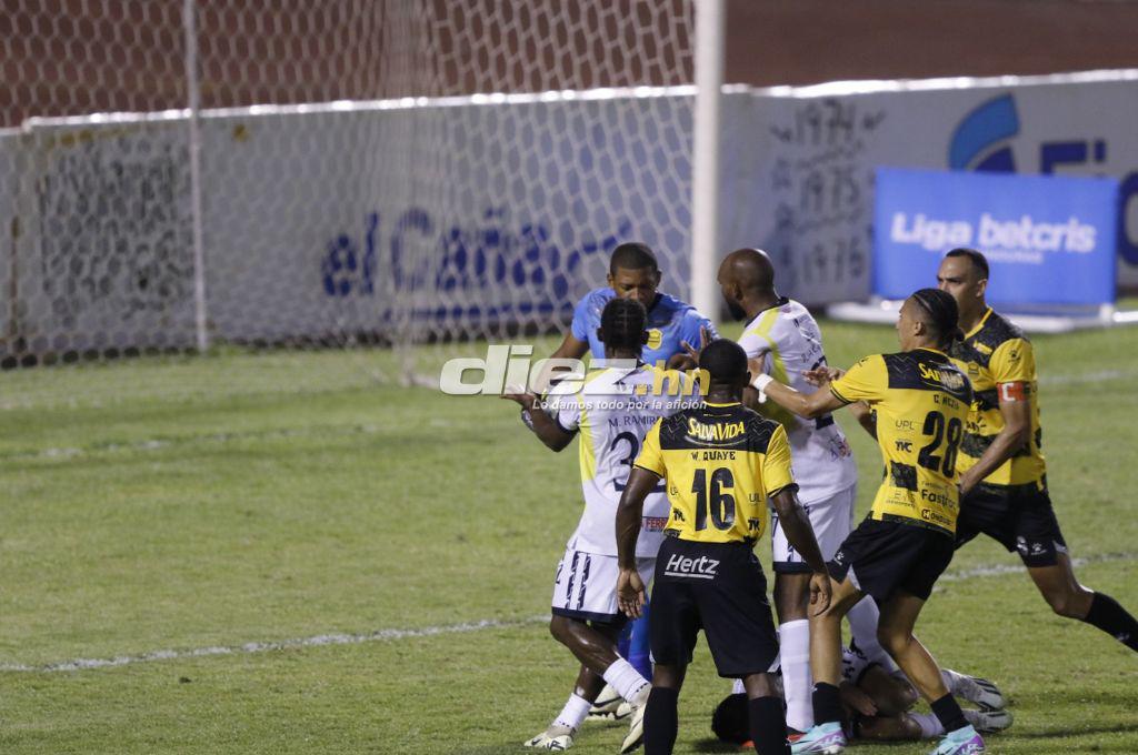 Jhow Benavídez de portero, la roja a “Buba” López y bronca entre jugadores de Real España y Génesis