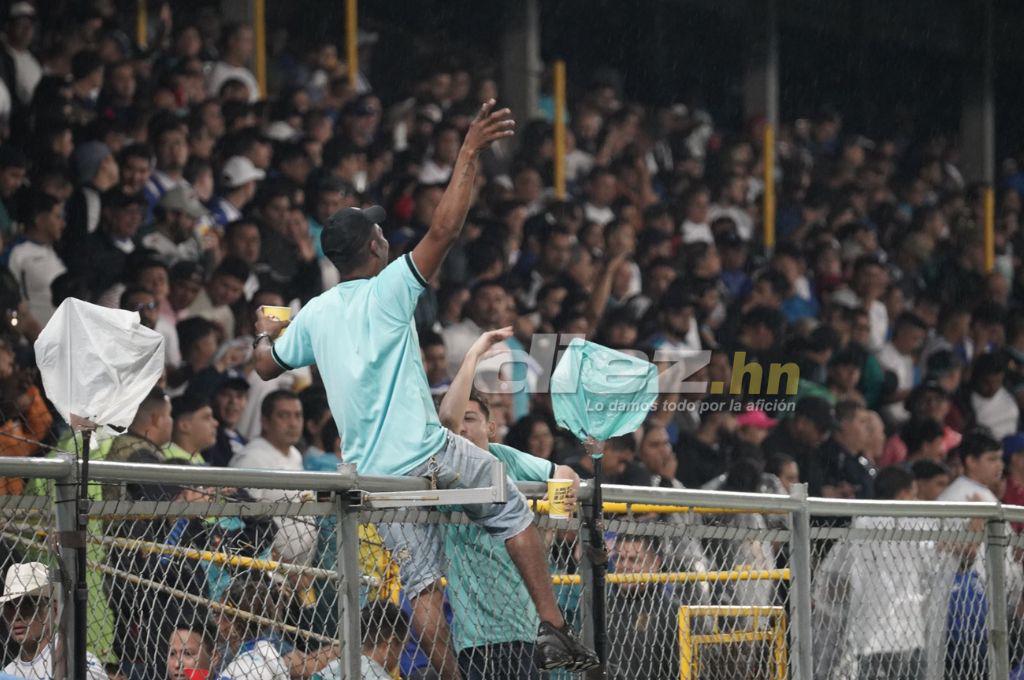 ¡Espectacular! Llenazo en el estadio Morazán por el Honduras-México pese a la lluvia y Rambo de León, presente