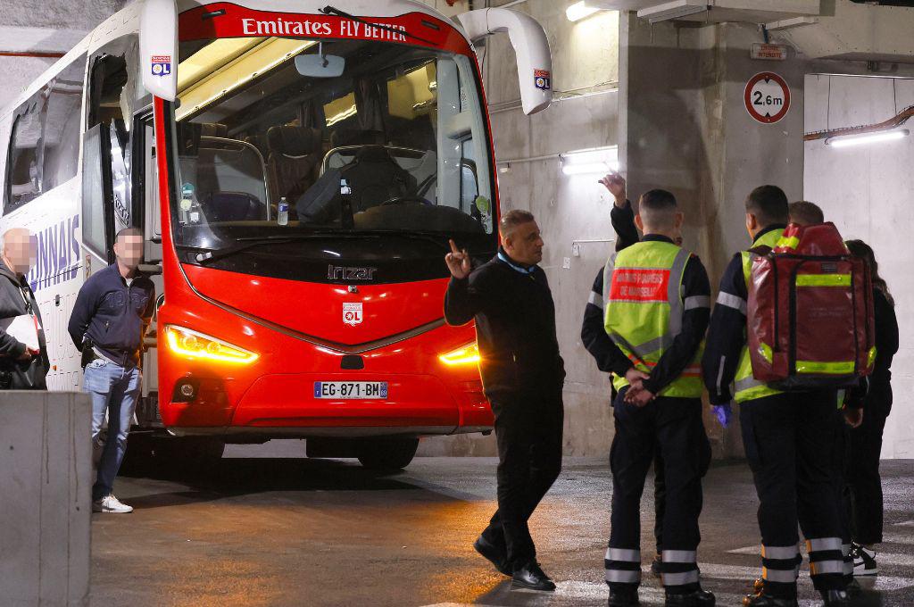 Le destrozaron la cara al entrenador del Lyon: hinchas de Marsella apedrearon el bus y esta ha sido la decisión de la Ligue 1