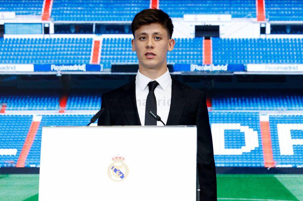 OFICIAL: Real Madrid presentó a Arda Güler: el dorsal que “robó”, lo que dijo de Barcelona y el enorme gesto con su mamá
