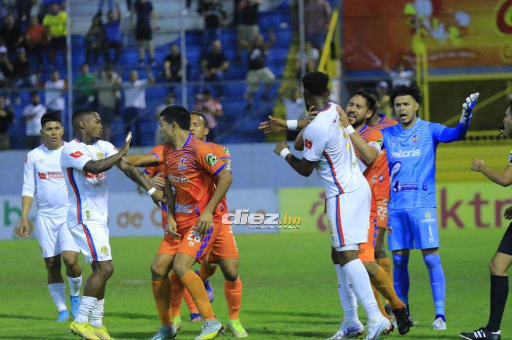 El cariño de Troglio a ex Olimpia, la bronca de Benguché y la molestia de la Ultra Fiel ¿quién es la chica de palco?