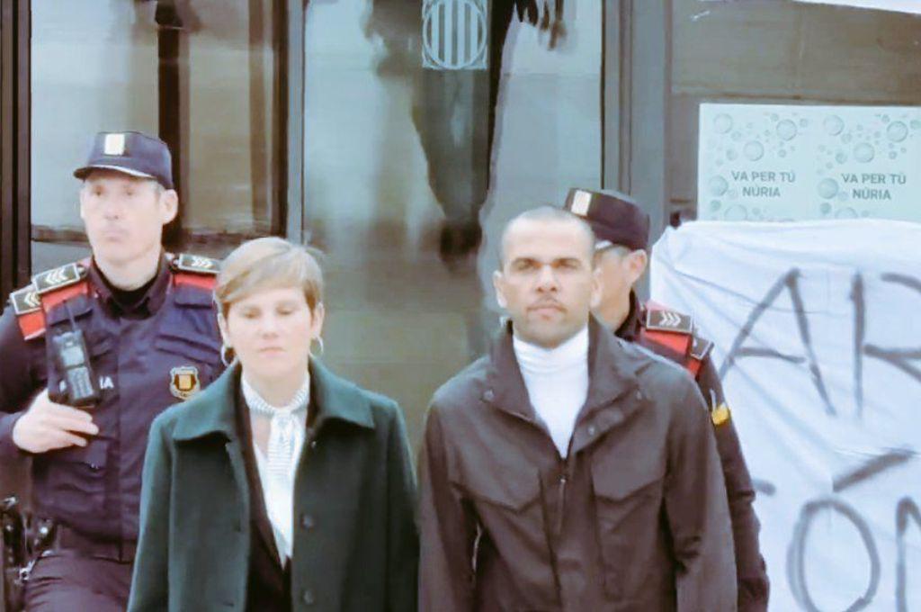 La primera petición de Dani Alves al salir de la cárcel, los regalos que dejó a los prisioneros y la fiesta que montará en casa