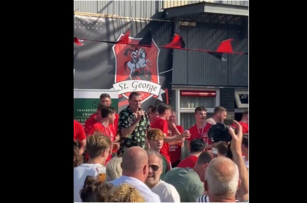 Hizo 4 expulsiones, añadió 15 minutos y celebró el título con el campeón: ¿Cuál fue el ‘premio’ que se llevó el árbitro?