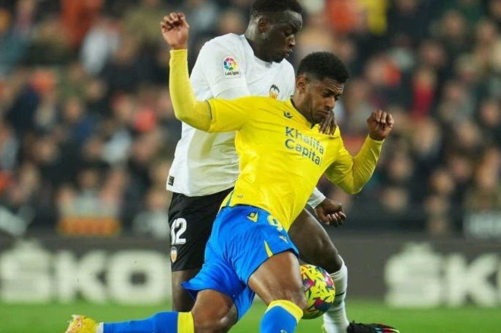 “Choco” Lozano jugó todo el partido y triunfo de oro del Cádiz ante el Valencia en Mestalla