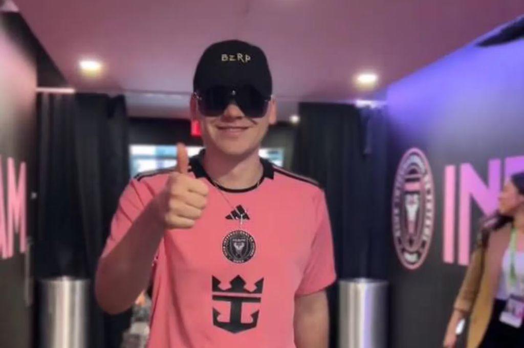 A Messi le cambiaron el árbitro, el amigo inesperado que visitó a Leo y el guardaespaldas del ‘10’ sorprende con foto histórica