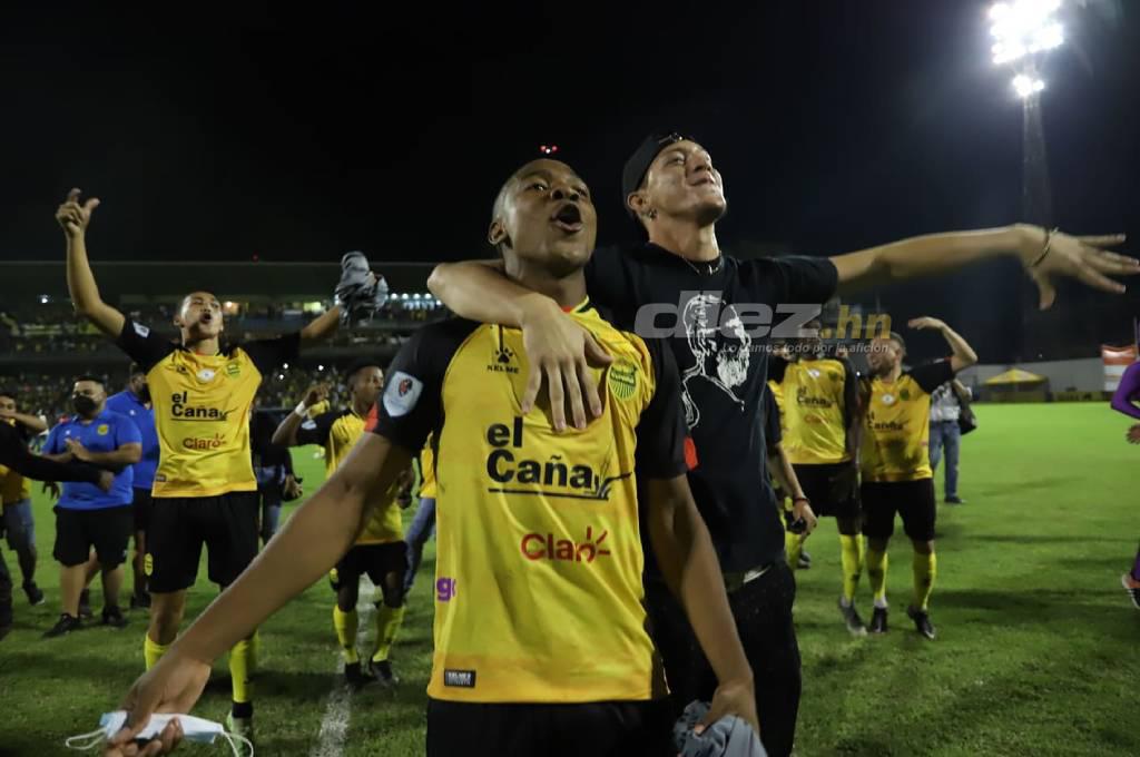 El vibrante festejo del Real España y su afición tras pasar a la final: Rocca le ‘roba’ gorra a aficionado; el Morazán retumbó