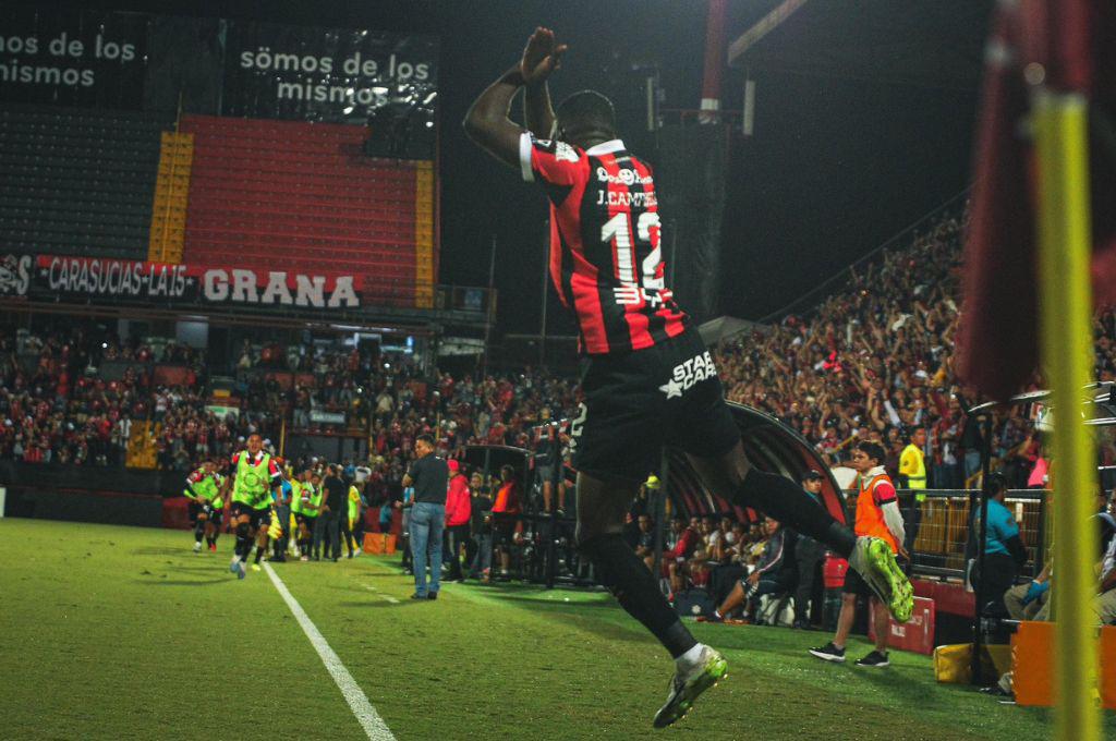 Alajuelense campeón: El hondureño que viajó 24 horas para ver a Alex López y el récord ÚNICO del ‘11’ en Centroamérica