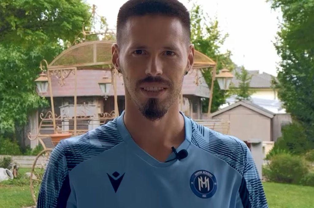 Fue leyenda del Napoli, se retiró del fútbol y sorprende con su nuevo emprendimiento: “hotel para gallinas”