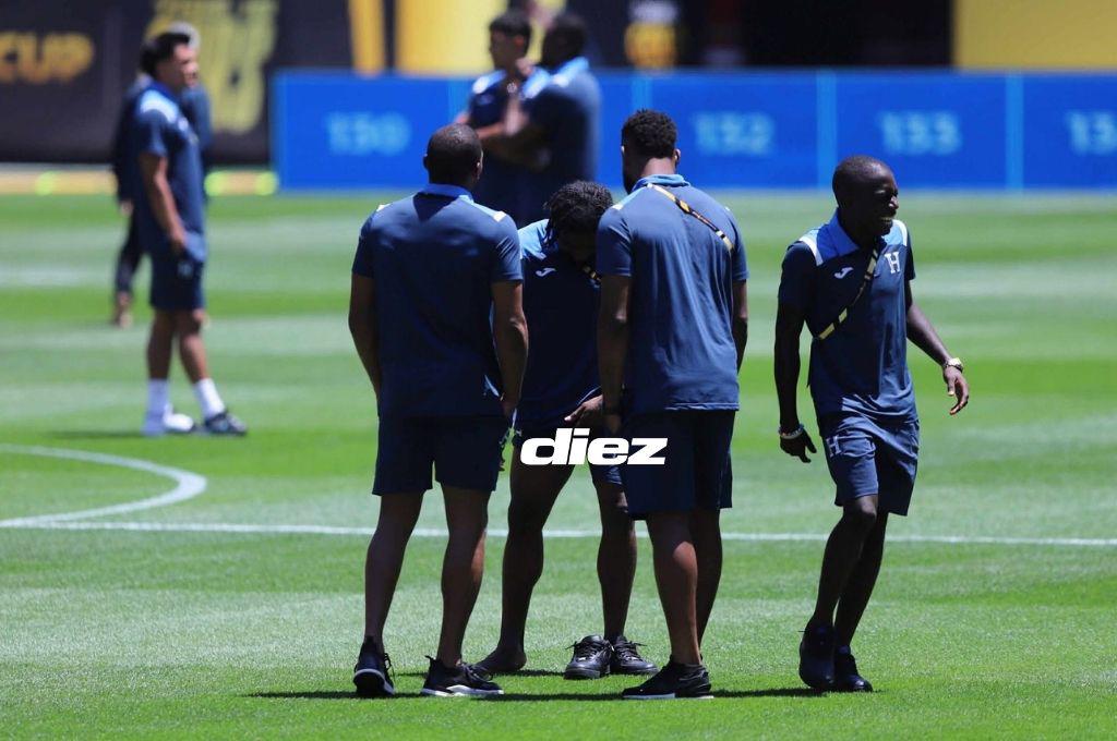 Rueda sorprende y se pasea descalzo por el césped del Live’s Stadium al estilo de Luis Enrique previo al duelo contra México
