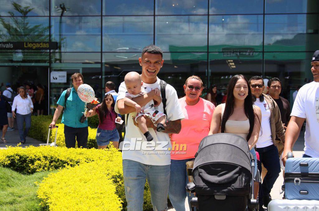 Ya están en Honduras: Locura de las chicas por Luis Palma en el aeropuerto y el tierno beso de Kervin Arriaga a su esposa