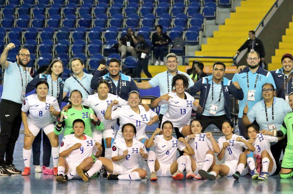 Pagó con su dinero el boleto de avión, pero dejó la concentración por falta de apoyo: el 'loco' que hizo historia con la Selección Femenina de Futsal
