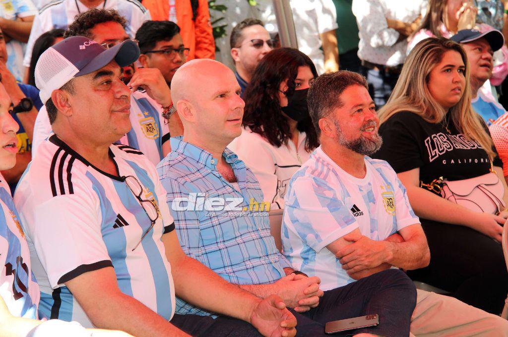 ¿Qué mirás bobo? con asado, al ritmo del bombo y entre abrazos: Así disfrutaron el título mundial en la Embajada de Argentina en Honduras