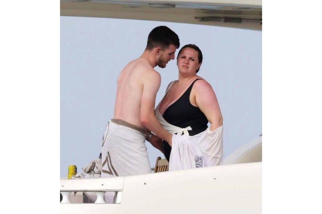 La novia de la figura del Arsenal sufrió acoso en las redes por su aspecto físico y sale a defenderla: “Merece algo mejor”