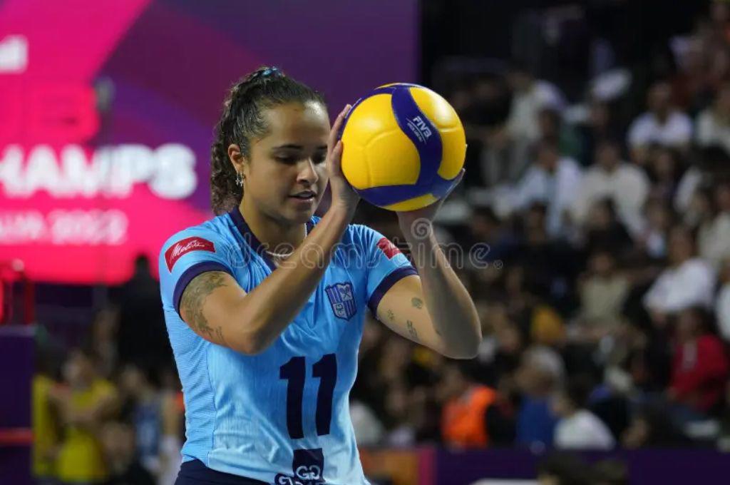 ¿Irresponsable? Jugó un partido de voleibol con cinco meses de embarazo y desata la polémica: “no puedo tirarme boca abajo”