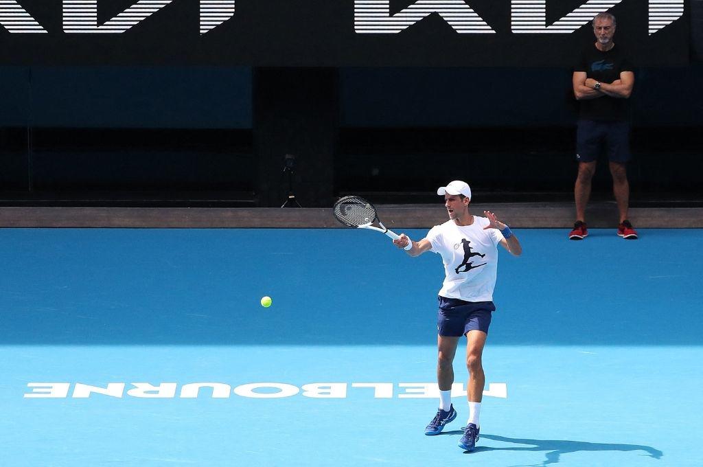 Novak Djokovic entrena en sede de Open de Australia tras victoria legal