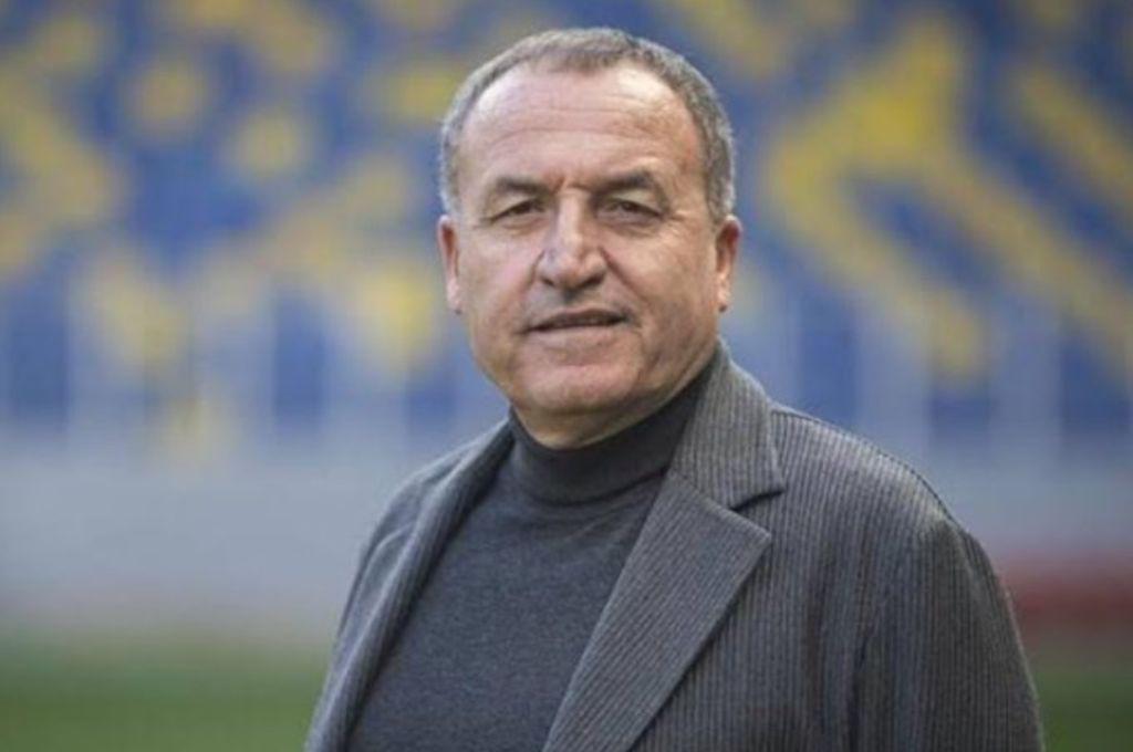 Con el ojo morado y pateado en el suelo: así quedó el árbitro tras ser golpeado por el presidente y jugadores de un equipo turco