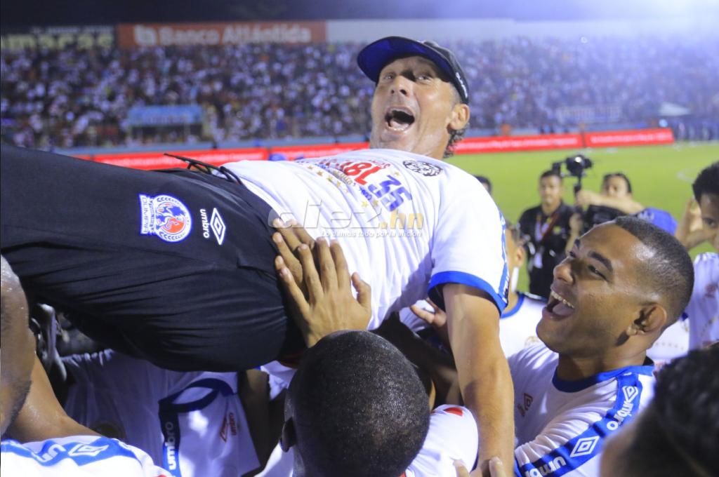 Pedro Troglio adelantó su futuro con Olimpia tras su quinta Liga: “Espero que nuestra historia de amor nunca acabe”