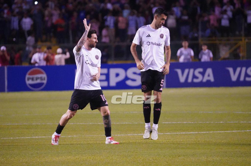 Messi anotó e hizo magia en el Olímpico: el gran gesto del argentino y los jugadores del Olimpia que ‘insistieron’ por su camisa