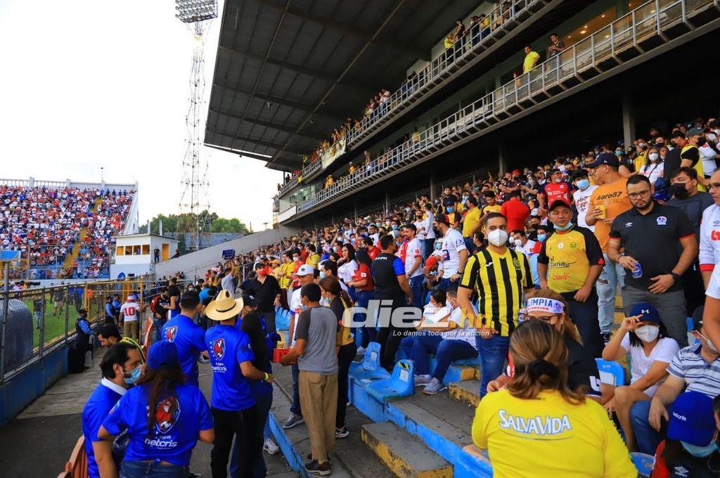 El ambiente en el interior del estadio Morazán: Pintado de amarillo y negro, pero también de blanco