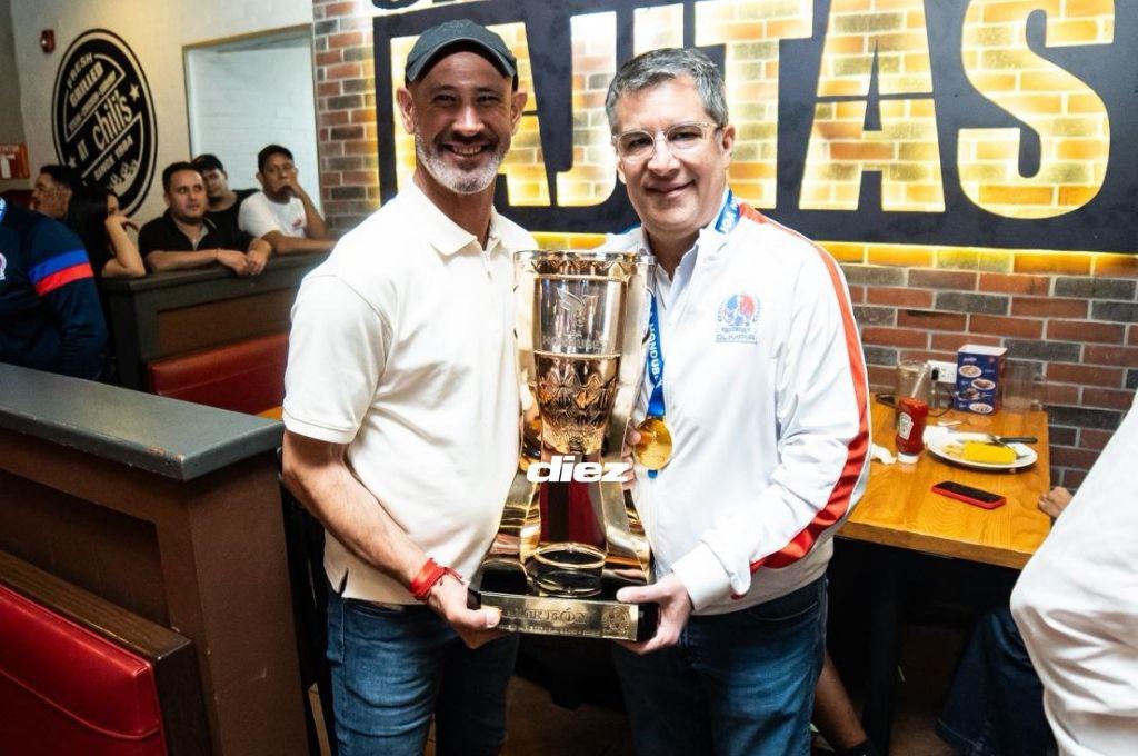 ¡Abrazo de campeón y la figura presente! Así fue la celebración íntima de la directiva y jugadores tras la conquista de la copa 40