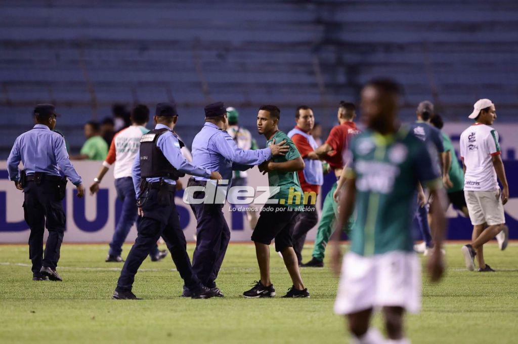 Las imágenes del caos en el Olímpico: Piedras, tres jugadores de Marathón se pusieron en riesgo ¿Y quién comenzó todo?