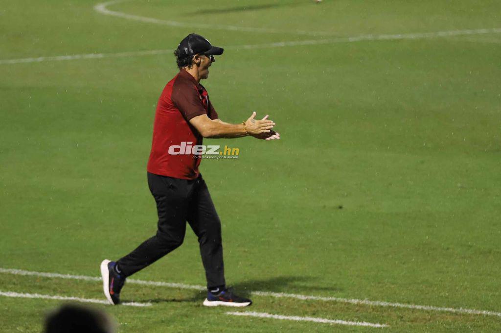 Tremendo diluvio en el Nacional, enfado de los aficionados de Marathón, jugador en muletas, bellas chicas y DT en aprietos