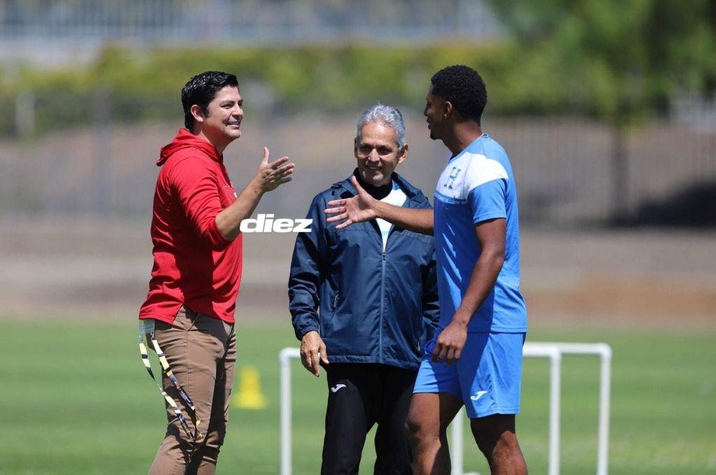 Selección de Honduras recibe visita de lujo, sonrisas y Rueda define su 11 titular; así fue el último entreno previo a enfrentar a México