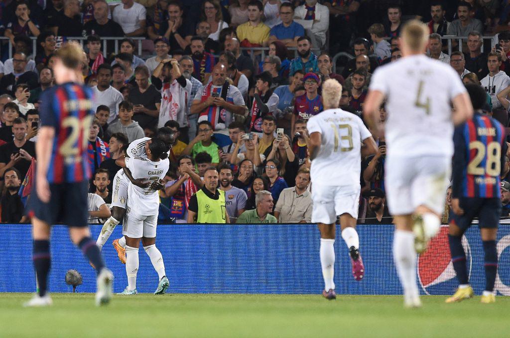 ¡Duro momento! La tristeza de Xavi y compañía tras ser eliminados de la UEFA Champions League y saber que jugará Europa League