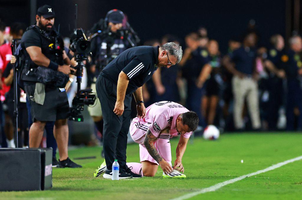 Así fue el debut de Messi con el Inter Miami ante Cruz Azul: Abrazo con una leyenda, el gesto del capitán y golazo de tiro libre