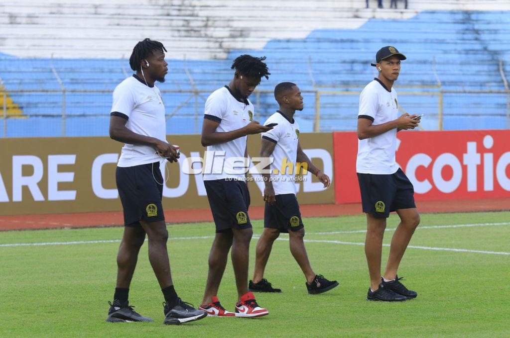 Futbolista del Olimpia se olvida de su lesión y se fue al Olímpico para apoyar a sus compañeros frente al Atlas