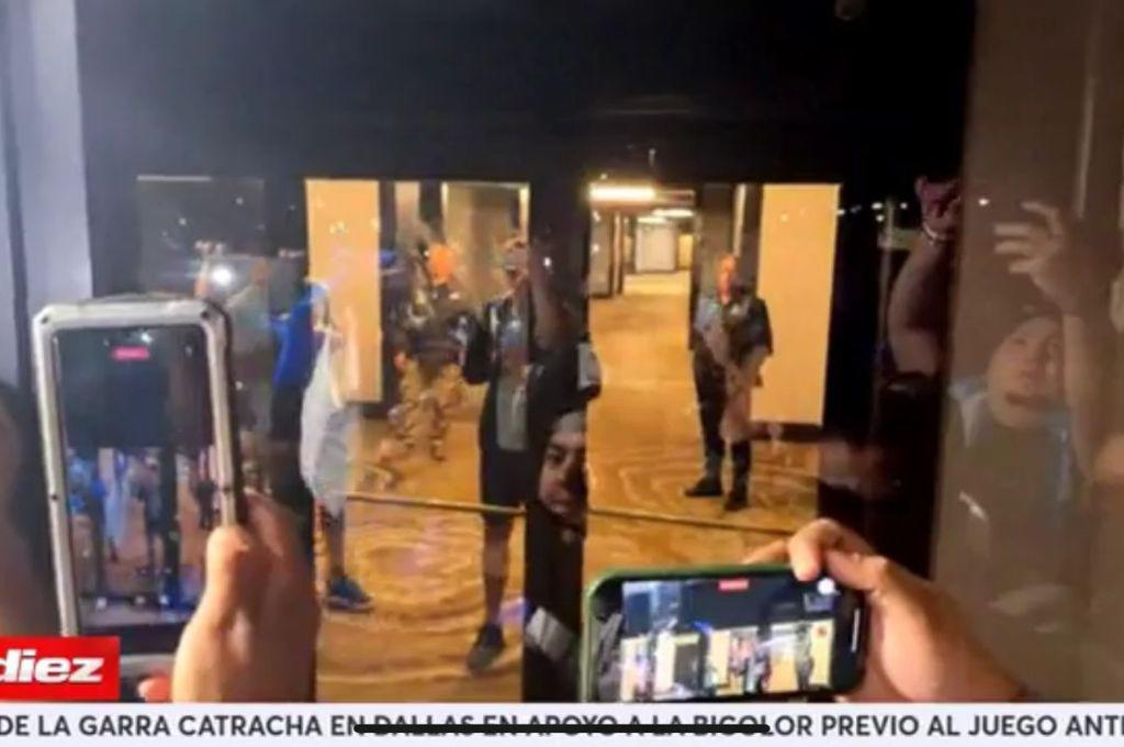 Rougier enamoró y la petición especial de la afición: así fue el histórico banderazo en la previa de Honduras - Costa Rica